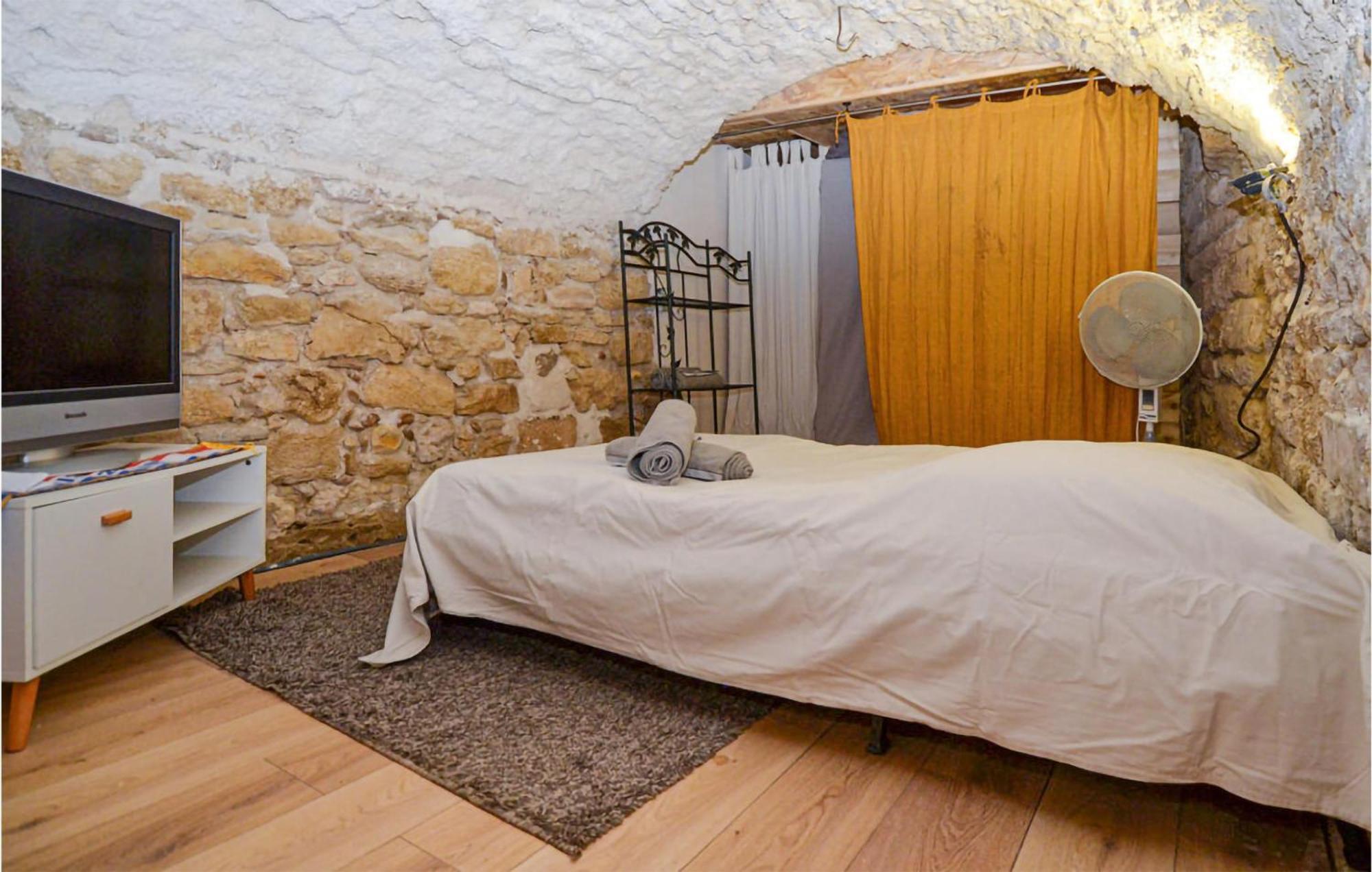 Awesome Apartment In Pujaut With Swimming Pool Экстерьер фото